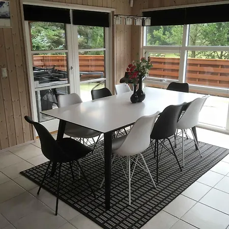 Дом отдыха Lovely Whirlpool House For 8 People