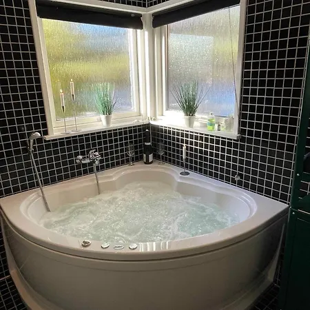 Lovely Whirlpool House For 8 People Casa de Férias